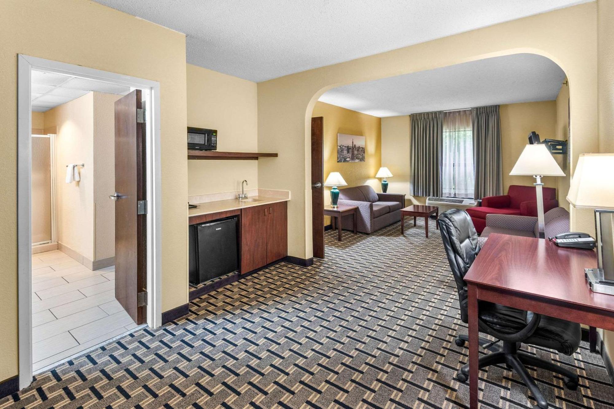 Clarion Inn & Suites Northwest Indianapolis Exterior photo