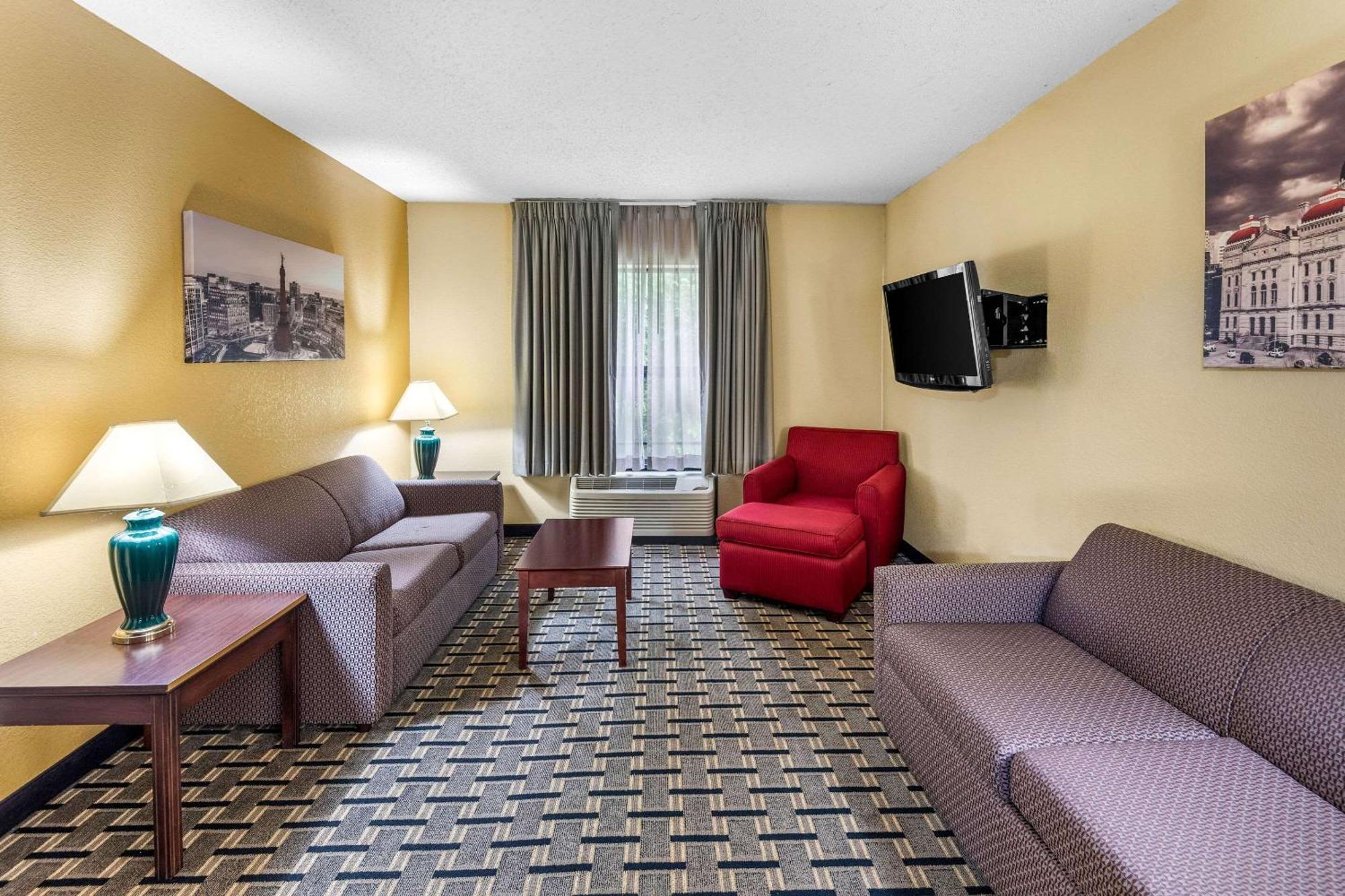 Clarion Inn & Suites Northwest Indianapolis Exterior photo